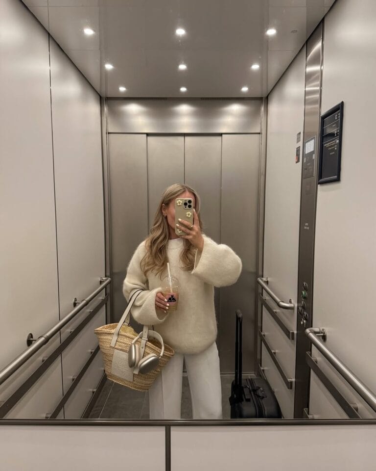 25+ Chic Mom Outfits That Are Stylish and Practical - prettygirlythings.com