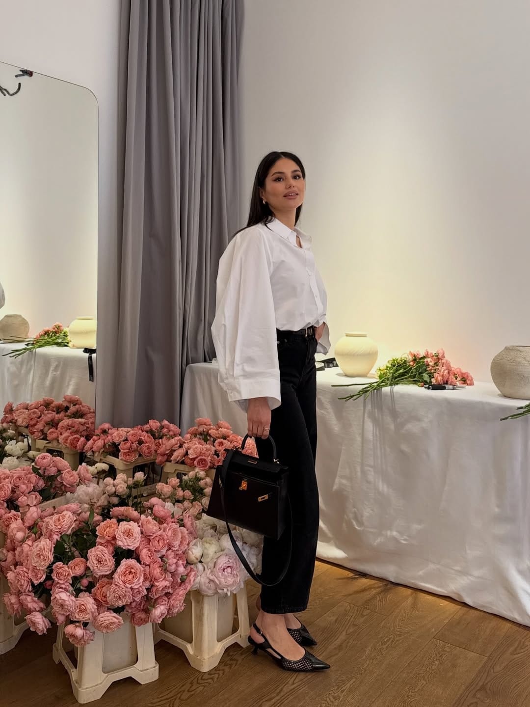 Mom Outfits White Shirt with Black Jeans