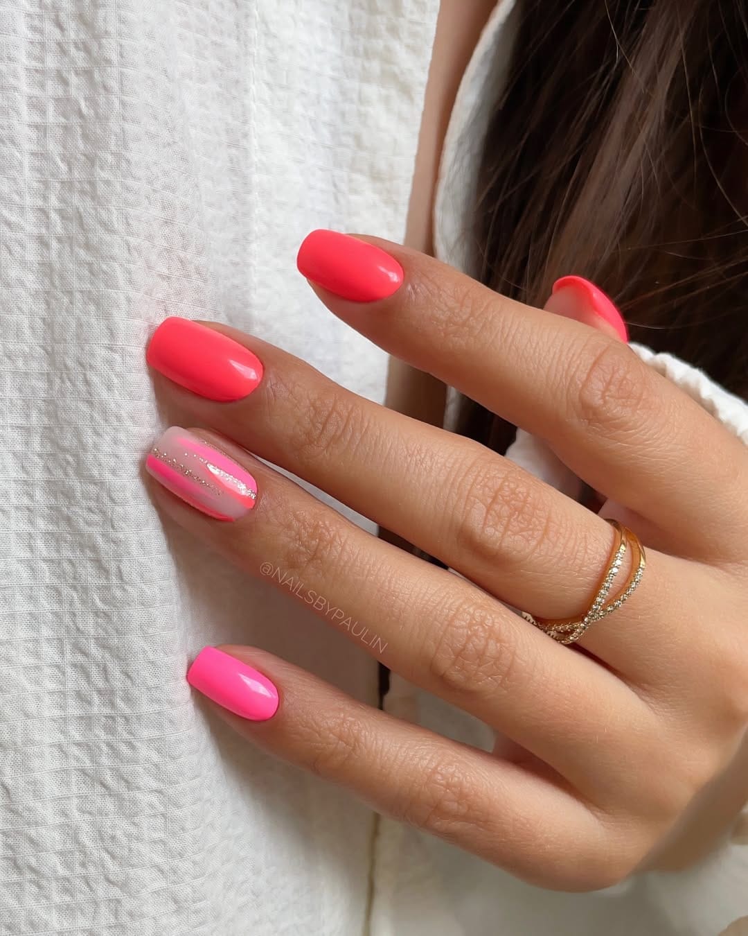 Coral and neon pink ombre accent nails for a simple summer nail design