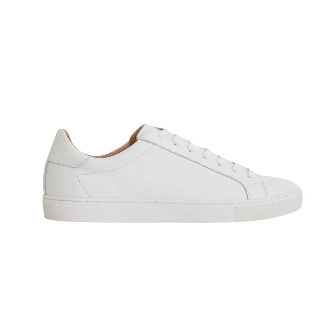 Classic white sneakers paired with a relaxed summer outfit for a timeless and versatile 2026 look.