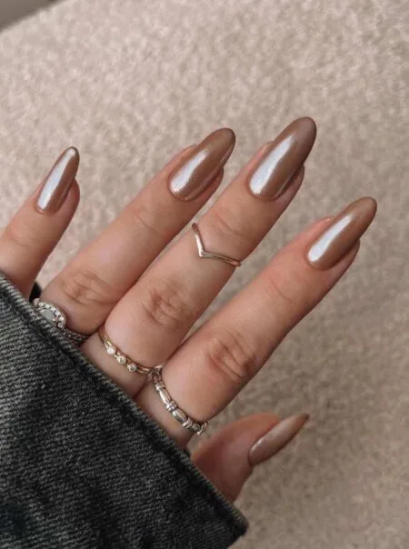 Bronze chrome nails with a reflective metallic autumn finish.