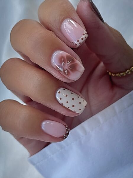 Short round nails mixing cocoa marble, dots and dotted French tips