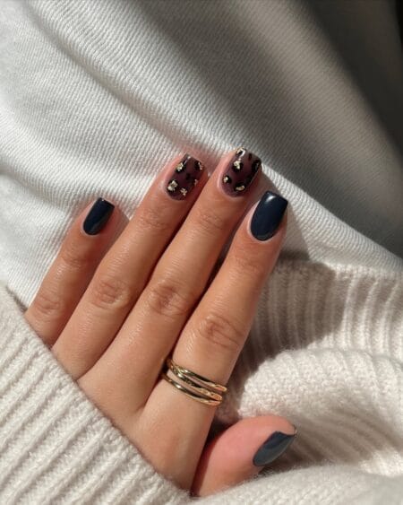 Navy nails with tortoiseshell and gold foil accent nails