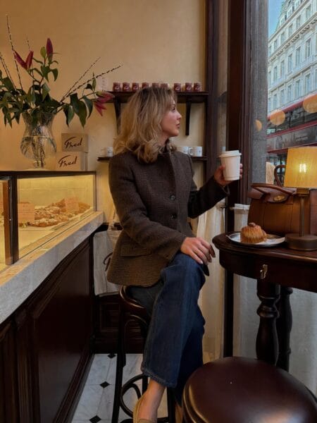 Autumn outfit with chocolate brown tweed blazer and dark indigo jeans for a fall brunch